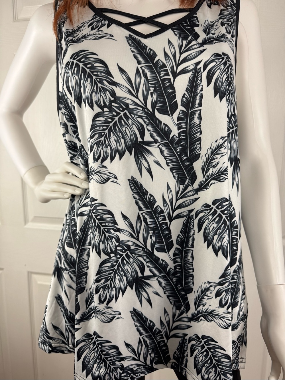 Sleeveless Tropical Leaf Crisscross Tank